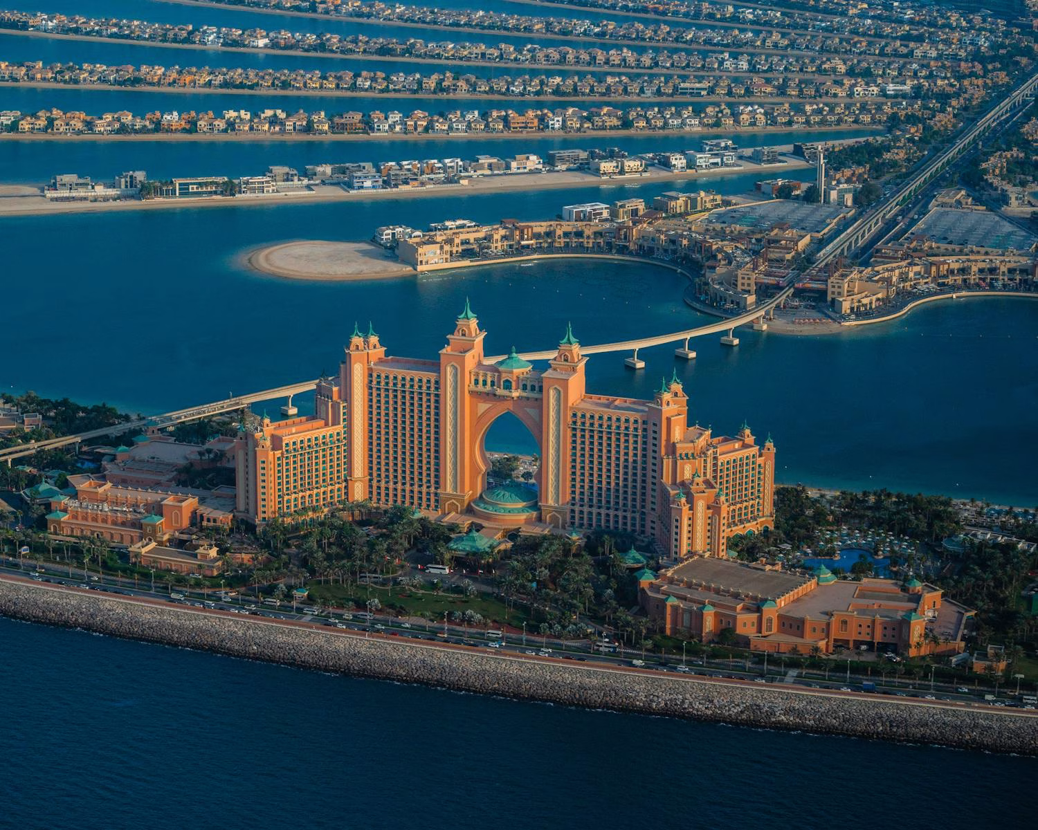 Αεροφωτογραφία του τεχνητού νησιού Palm Jumeirah με πολυτελή ξενοδοχεία και παραλίες