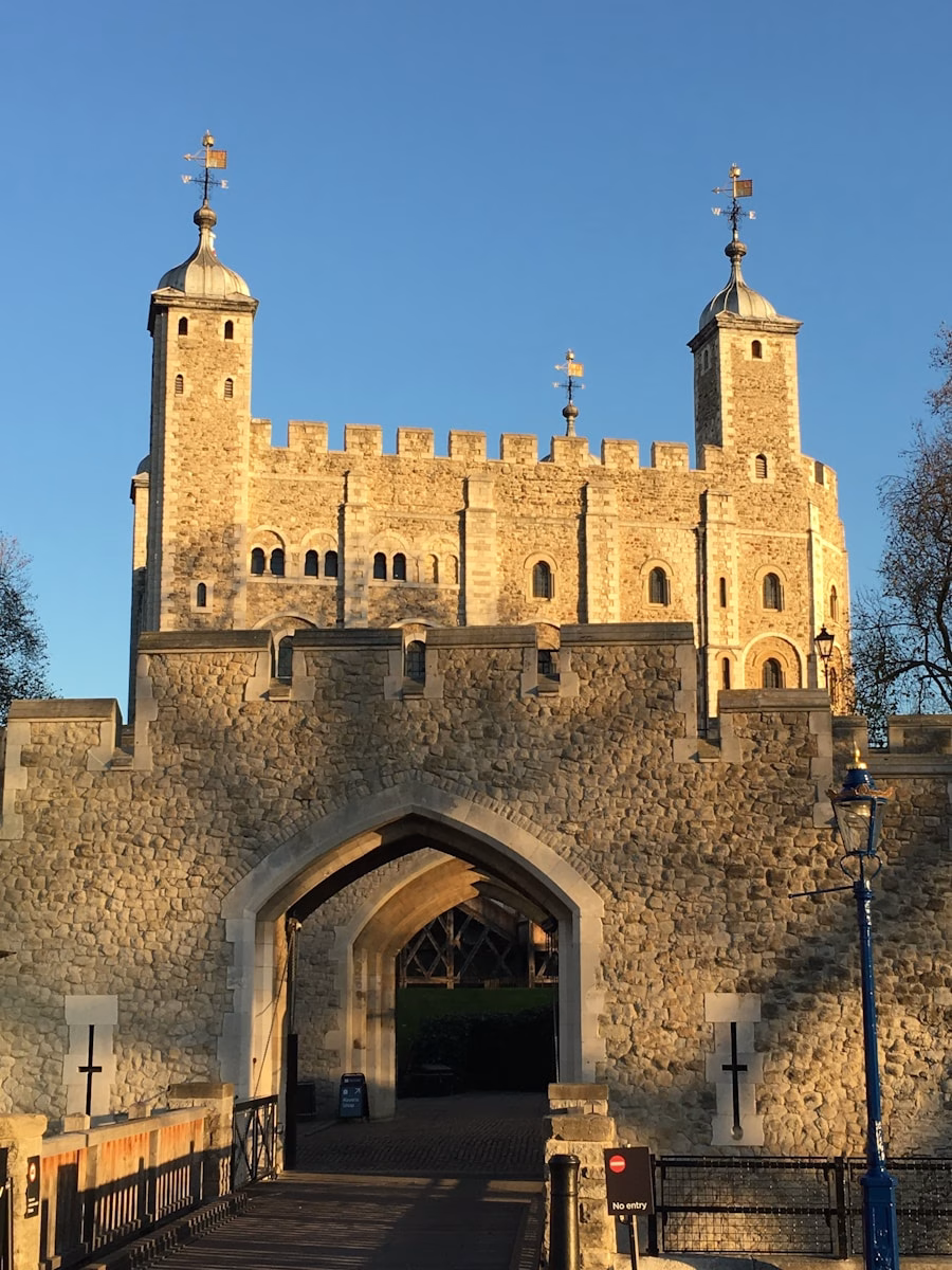 Το μεσαιωνικό φρούριο Tower of London δίπλα στο ποτάμι του Λονδίνου