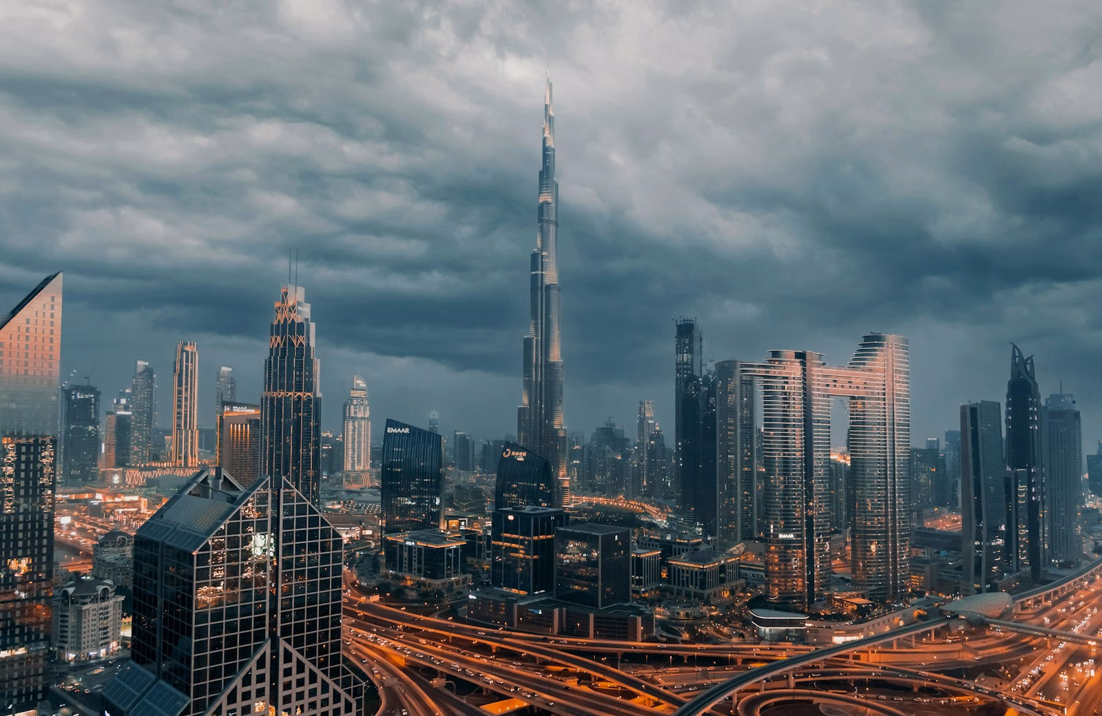 Ουρανοξύστες και αστικό τοπίο με το Burj Khalifa στο κέντρο του Ντουμπάι