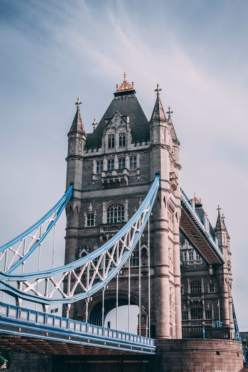 Η ιστορική γέφυρα Tower Bridge με τους πύργους της πάνω από τον ποταμό Τάμεση στο Λονδίνο