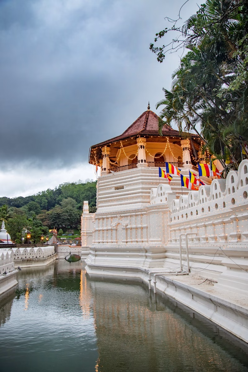 Ο ιερός ναός Temple of the Tooth στο Kandy, Σρι Λάνκα - Fthera Travel
