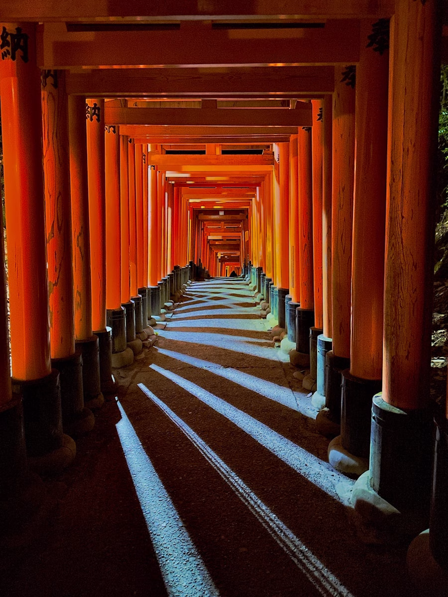 Χιλιάδες κόκκινες πύλες torii στο ιερό Fushimi Inari, Κιότο - Fthera Travel