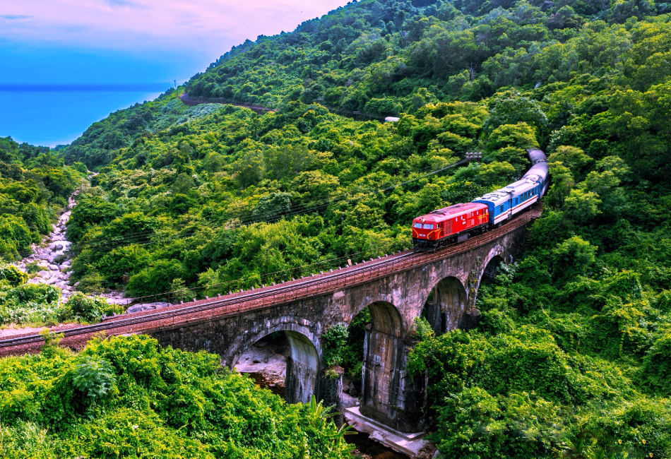Hai Van Pass στο Βιετνάμ με πανοραμική θέα σε βουνά και θάλασσα