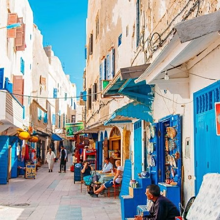 Εσσαουίρα στο Μαρόκο με τείχη και μπλε παράθυρα