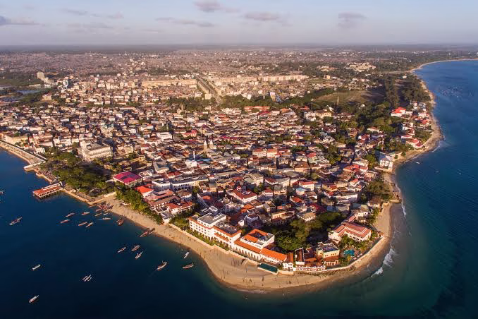 Stone Town Ζανζιβάρης — ιστορικά σοκάκια και ξυλόγλυπτες πόρτες UNESCO