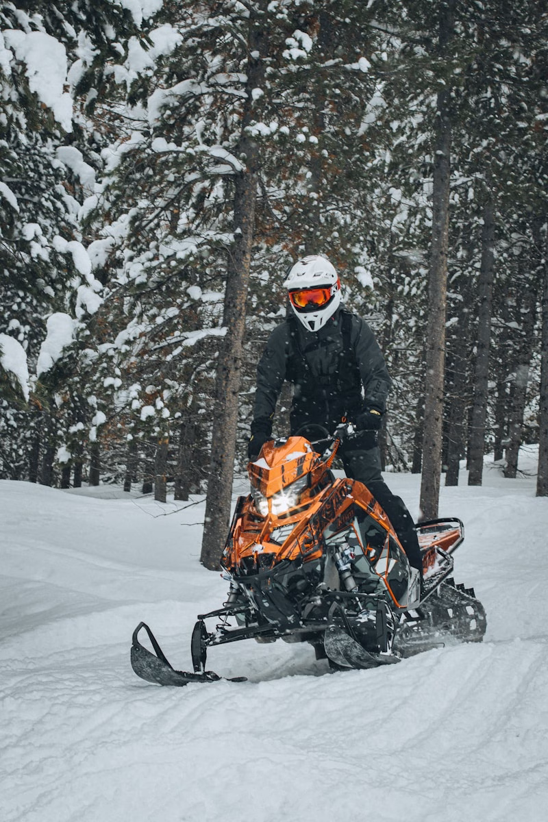 Snowmobile safari σε χιονισμένο τοπίο στη Λαπωνία