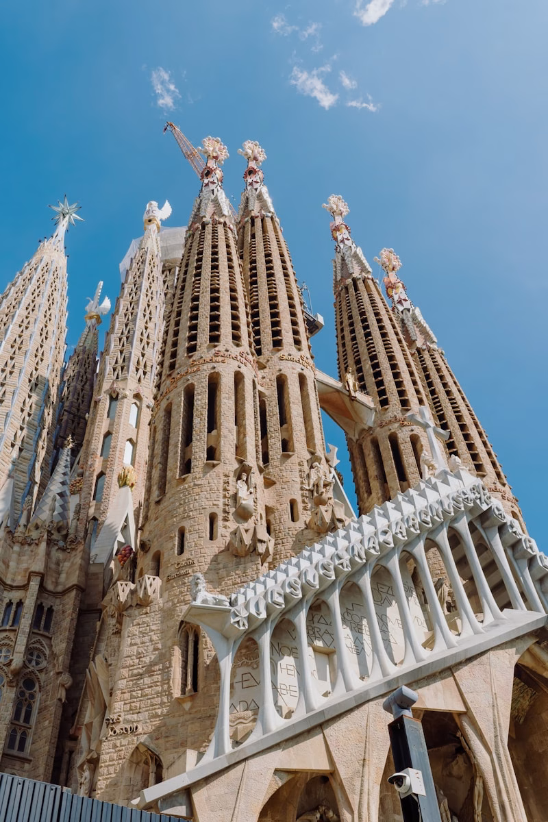 Ο εντυπωσιακός ναός Sagrada Familia στη Βαρκελώνη