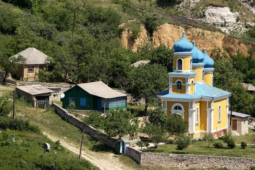 Παραδοσιακό χωριό και τοπίο στην ύπαιθρο της Μολδαβίας