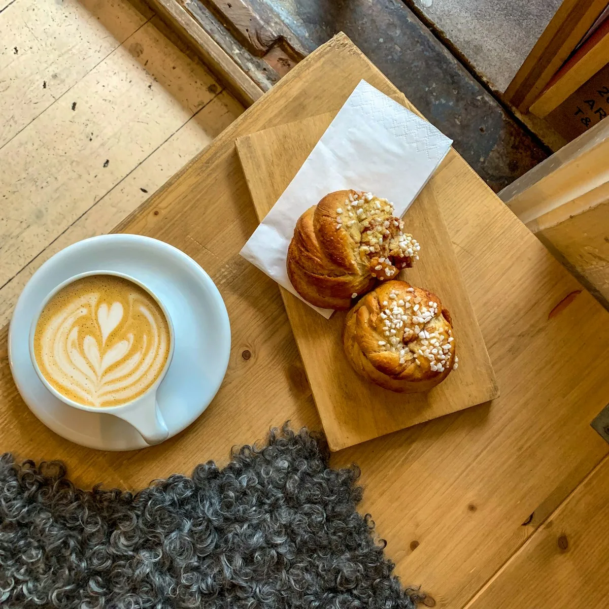 Παραδοσιακό σουηδικό fika με καφέ και αφράτα ρολά κανέλας kanelbullar