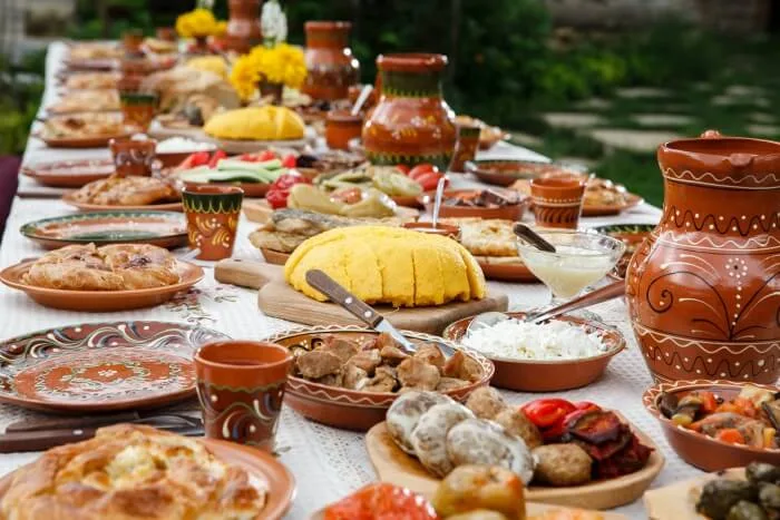 Παραδοσιακά μολδαβικά πιάτα: mămăligă και plăcintă
