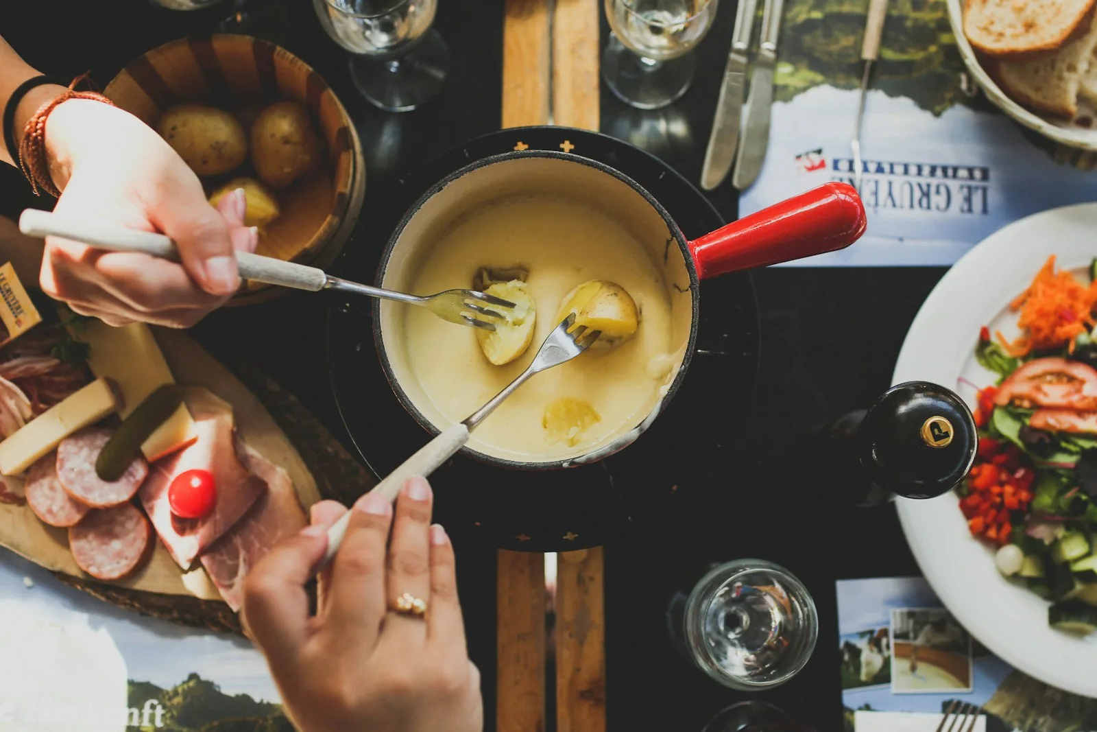 Παραδοσιακό ελβετικό fondue τυριού με ψωμί
