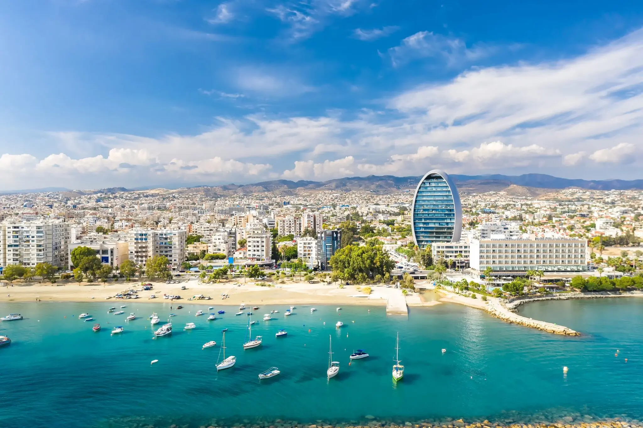 Παραλία στην Κύπρο — φθινοπωρινό ταξίδι με ήλιο
